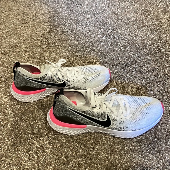 Nike womens epic react sneakers - Picture 2 of 5